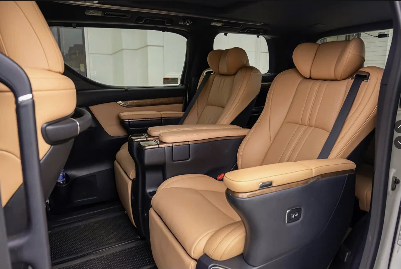 Ghế thương gia màu kem bên trong Toyota Alphard