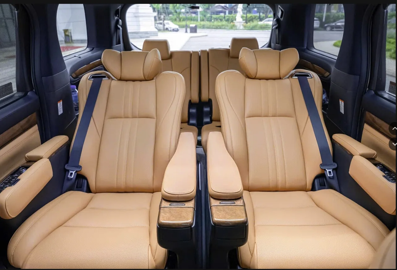 Khoang hành khách phía sau Toyota Alphard