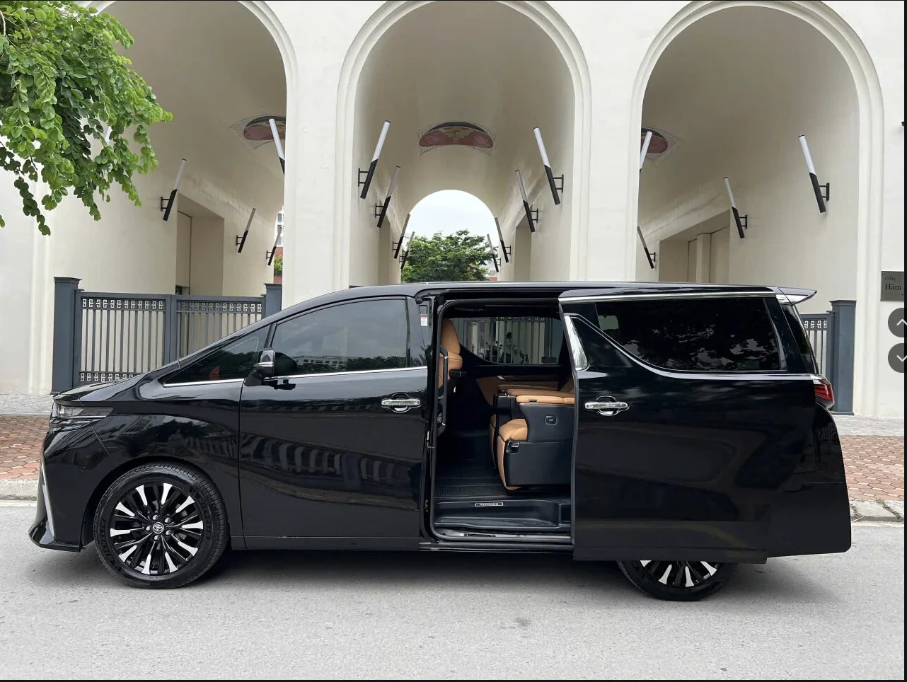 Toyota Alphard màu đen mở cửa lùa