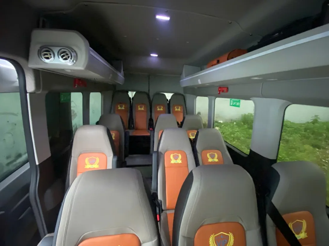 Khoang ghế bên trong xe Ford Transit trong ảnh