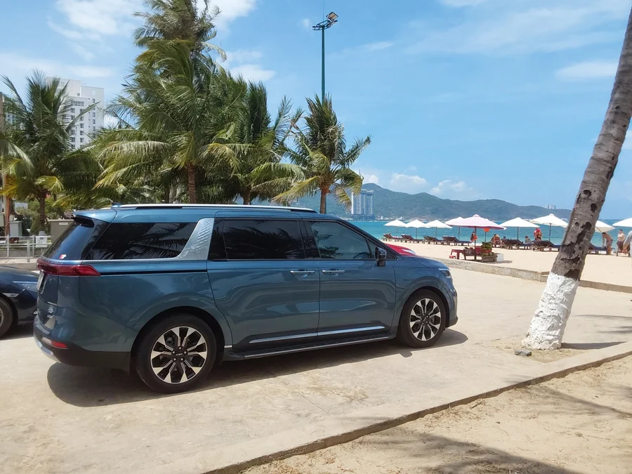 Xe Kia Carnival chụp gần bờ biển tại Việt Nam